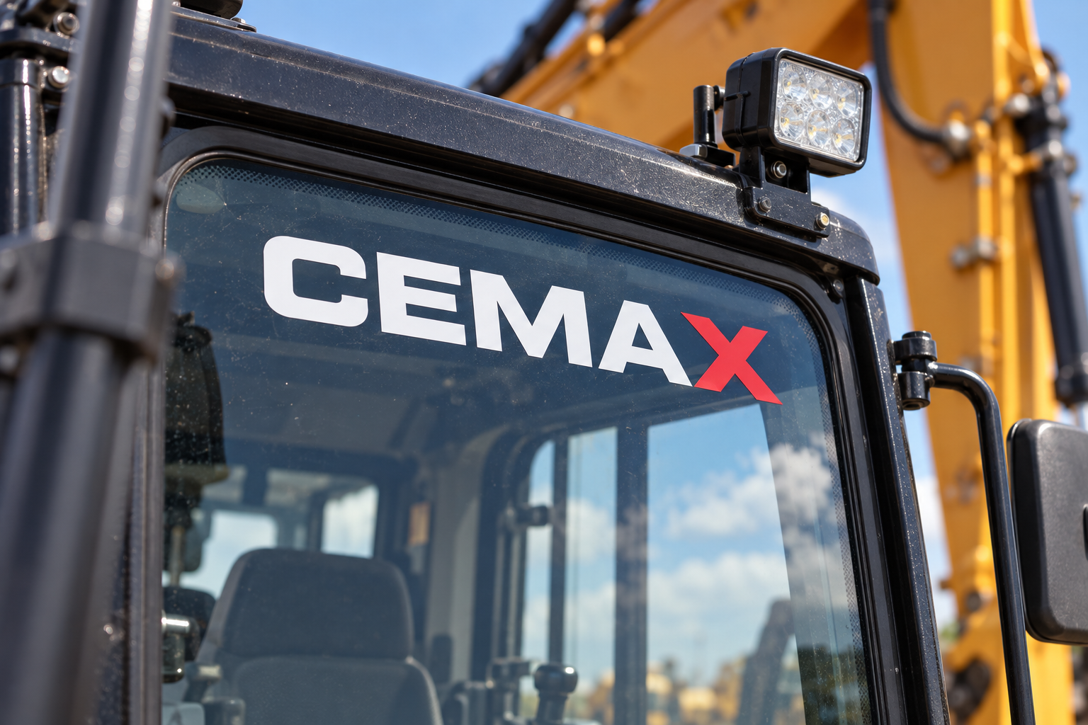 Detalhe da identidade CEMAX em equipamento SANY
